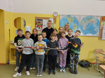 3.a klase tikās ar hokeja treneri Sandi Mežaraupu