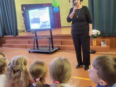 Skolas kolektīvu sveic direktore V.Stiebriņa