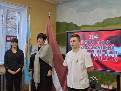 8.klases skolēns Marģers sveica skandējot dzejoli