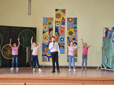 K.Arājs 4.a klase izpildīja dziesmu Vēja krāsa