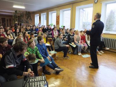 Krustpils pamatskolā viesojas  LR NBS pārstāvis Gaitis Polis.
