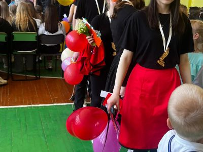 9. klases Pēdējā zvana stāsts izstāstīts caur ziediem.