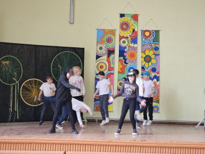 3.a klase atdarināja grupu Bermuda Divstūris 