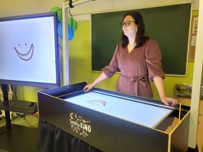 20.novembrī māksliniece Zane Pumpure-Prāmniece demonstrēja smilšu kino interaktīvu improvizācijas izrādi Sprīdītis