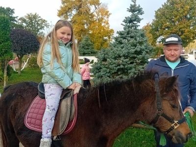 Pirmās klases apmeklē mini zoo Karlīnas 15.10.2024