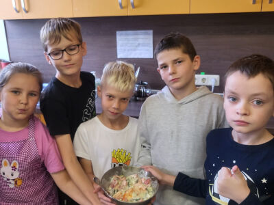 3.klases skolēni gatavo veselīgus salātus