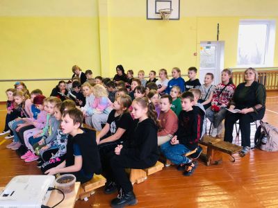 Skolēni tiekas ar bitenieku Daini Ugaini