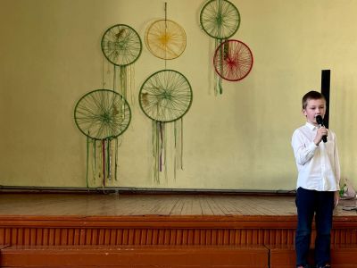 Talantu konkursā Kaspars 2.b uzstājās ar dziesmu