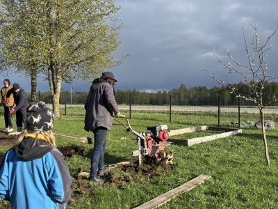 Pirmsskolas audzēkņu vecāki labiekārto PII apkārtni