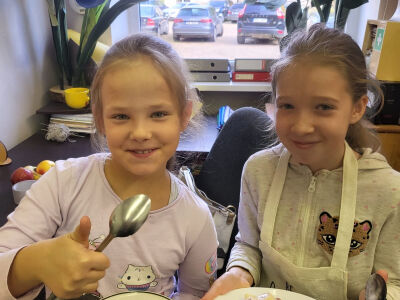 3.klases skolēni gatavo veselīgus salātus