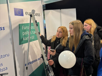 9.klase apmeklē izglītības izstādi Skola 2026