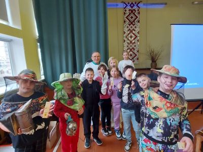 Skolēni tiekas ar bitenieku Daini Ugaini