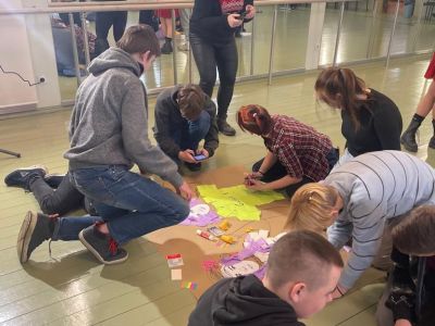 Skolēni iepazīstas ar JAK Komunikācijas dizaina programmu