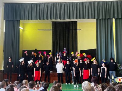9. klases Pēdējā zvana stāsts izstāstīts caur ziediem.