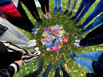 8.klase skolas iekšpagalmā stādīja tulpes
