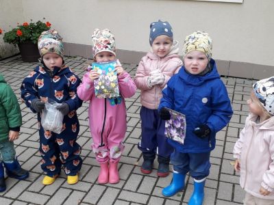 Bērnudārza grupiņa Podziņas stādīja krokusiņus