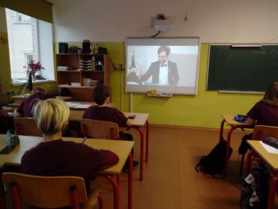 17.novembrī skolēni noklausījās koncertu Atmodas dziesmas - dziesmotā revolūcija.