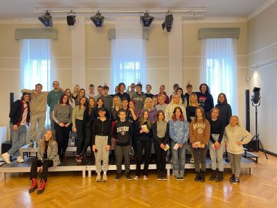 Skolēni iepazīstas ar JAK Komunikācijas dizaina programmu