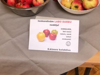 6.klase visus skolēnus cienāja ar āboliem