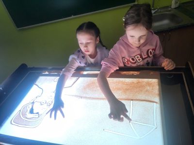 Skolas somas pasākums Smilšu kino improvizācijas izrāde 
