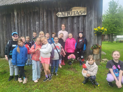 2.a klase ciemojās arī zemnieku sētā Atpūtas