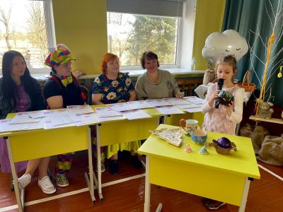Talantu konkursā Kate 1.b stāstīja par saviem keramikas darbiņiem