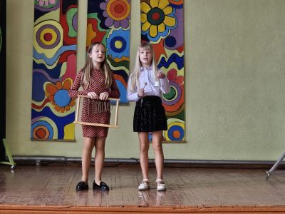 L.Cakule, S.Skrebe 2.a uzstājās ar muzikālu priekšnesumu