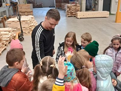 Skolēnus ar ražotni iepazīstināja mūsu skolas absolvents M.Korobovskis