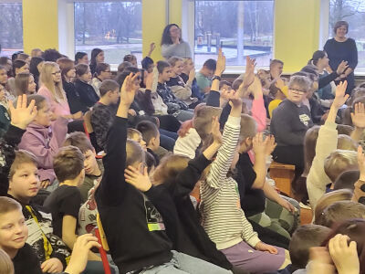 Skolēni apmeklē koncertprogrammu 