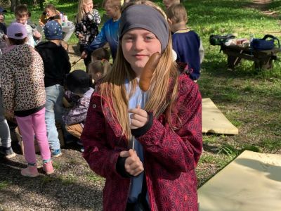 1.b- 4.b. klase iepazina skolas tuvāko apkārtni un kopīgi svinēja Baltā galdauta svētkus.