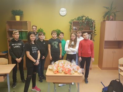 5.b klase ar pašgatavotiem gardumiņiem cienāja skolas darbiniekus