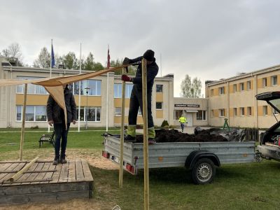 Pirmsskolas audzēkņu vecāki labiekārto PII apkārtni