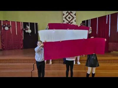1.-2.klašu ansamblis velta dziesmu Latvijai