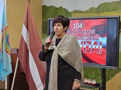 Skolēnus sveic direktore V.Stiebriņa
