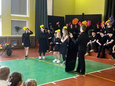9. klases Pēdējā zvana stāsts izstāstīts caur ziediem.