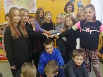 4.a un 4.b klase iepriecināja  Jēkabpils Reģionālās slimnīcas Bērnu nodaļas pacientus ar grāmatiņām, galda spēlēm un kancelejas piederumiem