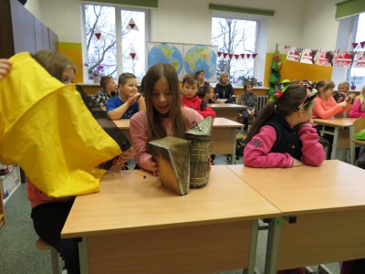 3. un 4. klases skolēni iepazīst bitenieka amatu.