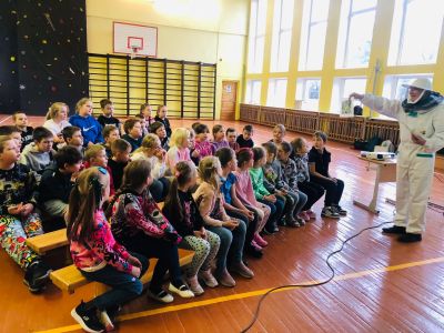 Skolēni tiekas ar bitenieku Daini Ugaini
