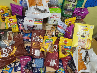 Sarūpētie gardumi Jēkabpils dzīvnieku patversmes iemītniekiem