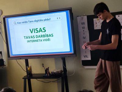 Jēkabpils Tehnoloģiju tehnikuma audzēkņi stāsta par drošību internetā. 