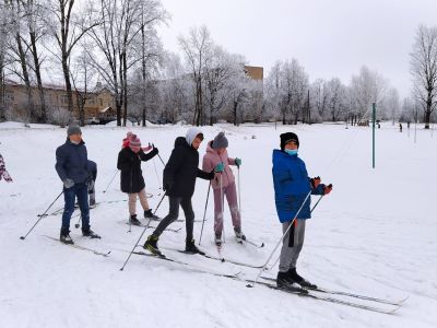 Slēpošanas prieki sporta stundās