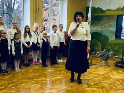 Skolēnus sveic skolas direktore V.Stiebriņa