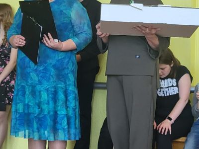 Devītklasniekus un to audzinātājas sveic astoto klašu audzinātājas I.Ieviņa, S.Erdlāne