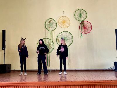 Talantu konkursā Adrija, Linda, Angelina 5.klase uzstājās ar deju.