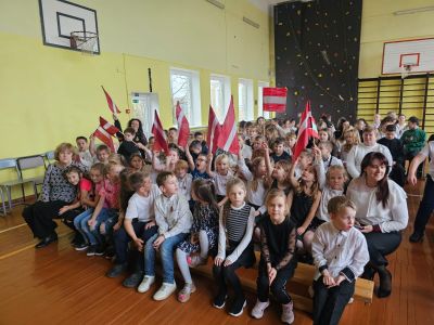 Svinam Latvijas 106.dzimšanas dienu