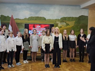 Pasākuma dalībniekus sveic 5.-9.klašu kora izlase