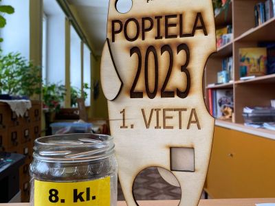 Skatītāji balsoja, ieliekot konfektes klases burciņā