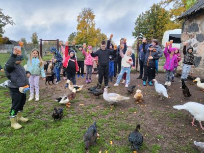 Pirmās klases apmeklē mini zoo Karlīnas 15.10.2024
