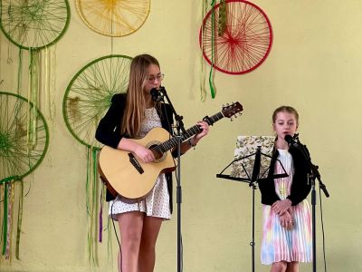 Talantu konkursā māsas Agata un Nika uzstājas ar muzikālu priekšnesumu.