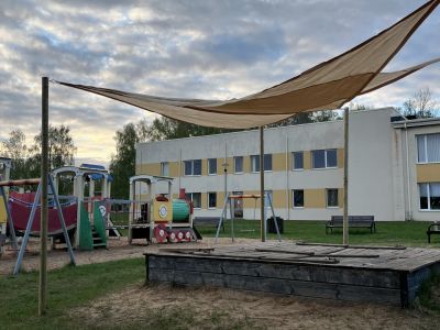 Pirmsskolas audzēkņu vecāki labiekārto PII apkārtni